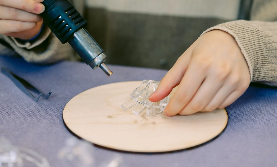 Assemblage de sous-ensembles plastiques dans l'atelier ROMER