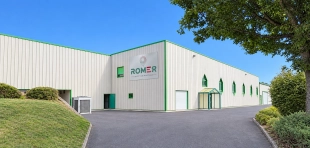Presse à injecter en production dans l'atelier ROMER