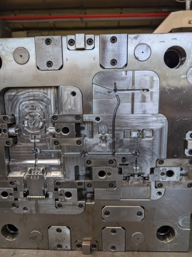 Presses à injecter de l'atelier ROMER
