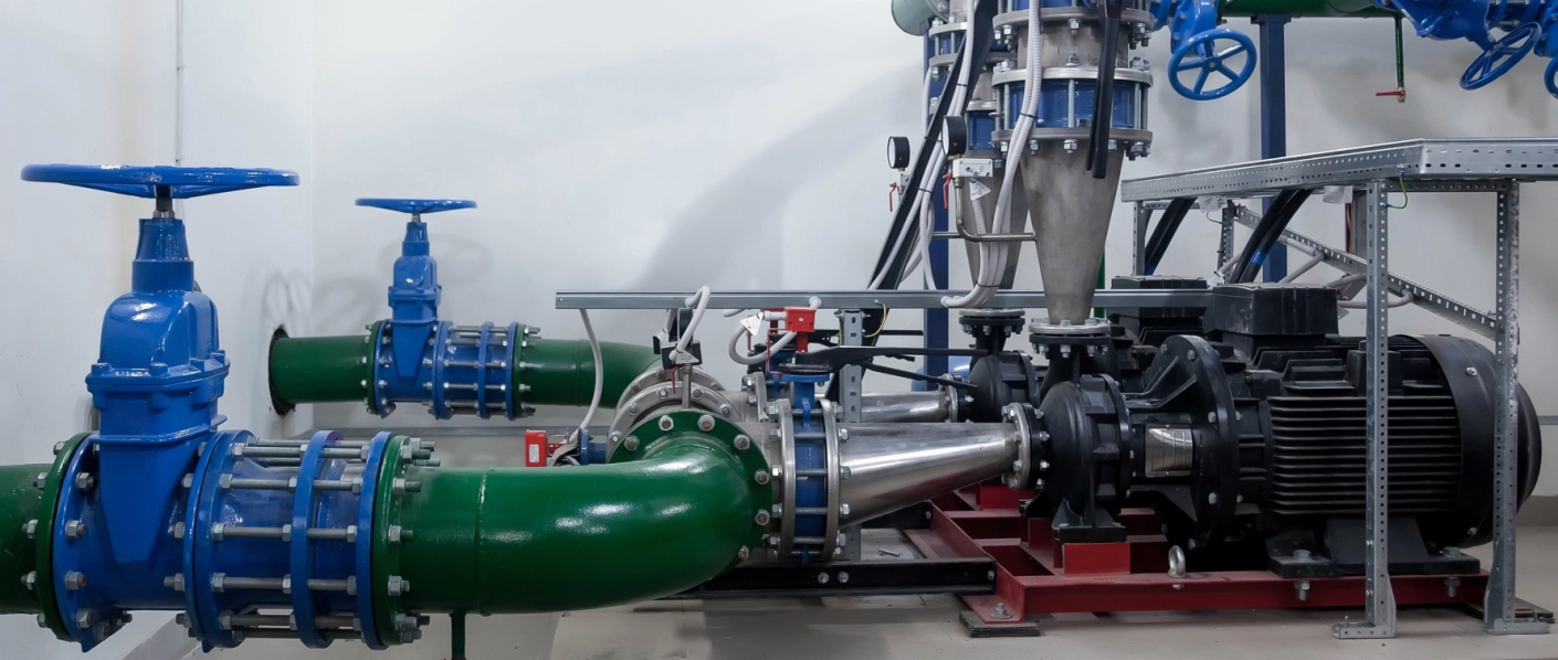 Pièces plastiques injectées pour systèmes de pompage et de traitement de l'eau